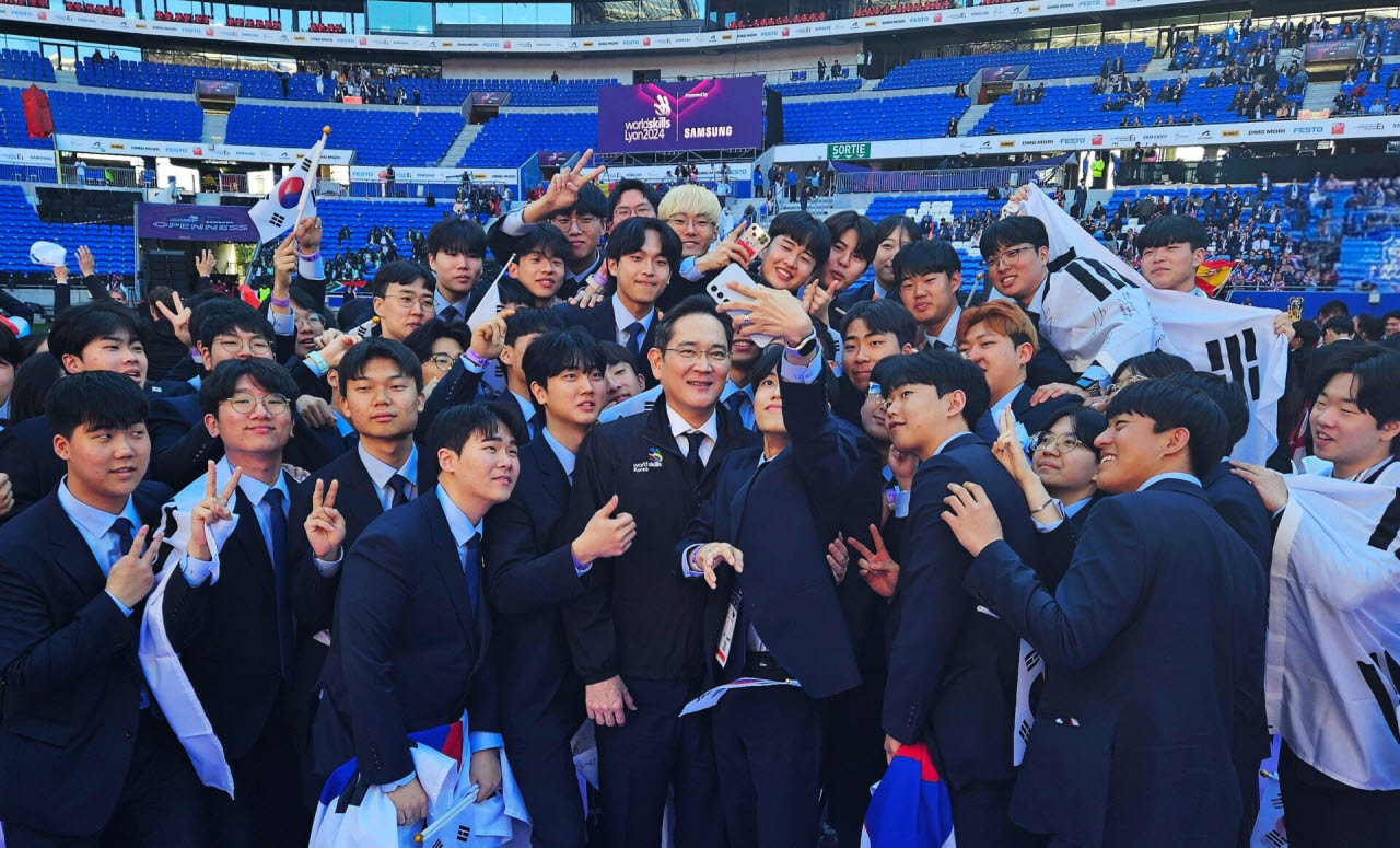 2024년 9월 프랑스 리옹 소재 그루파마스타디움에서 열린 국제기능올림픽 폐회식에 참석한 이재용 삼성전자 회장이 국가대표 선수단과 셀피를 촬영하는 모습. (사진=삼성전자)