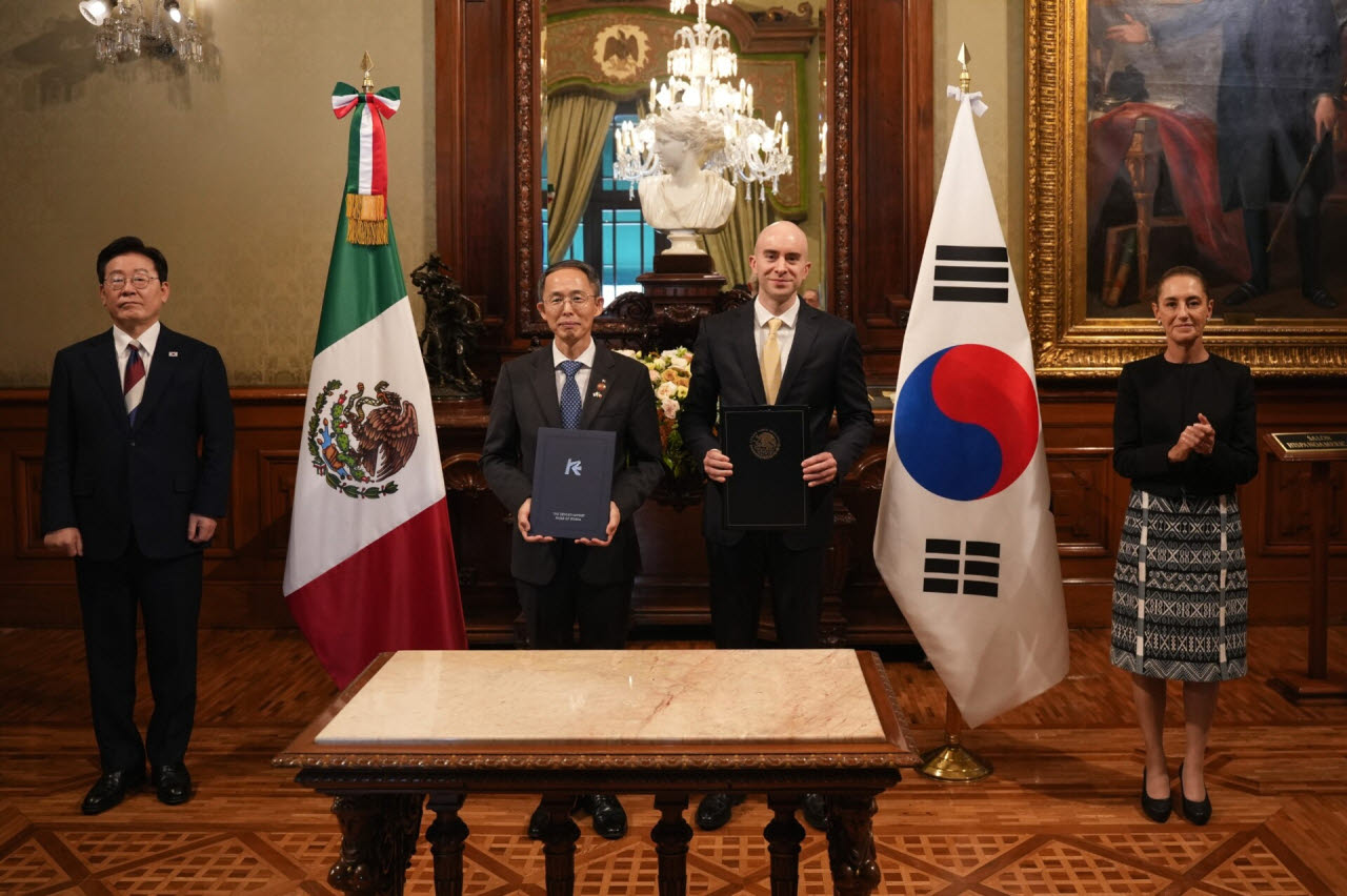 24일(현지시간) 멕시코 대통령궁에서 이재명 대통령과 클라우디아 샤인바움 멕시코 대통령이 임석한 가운데, 황기연 한국수출입은행장과 카를로스 토레스 멕시코 대외무역개발은행장이 '한국수출입은행-대외무역개발은행 간 금융협력에 관한 양해각서'를 교환한 뒤 기념 촬영을 하고 있다.