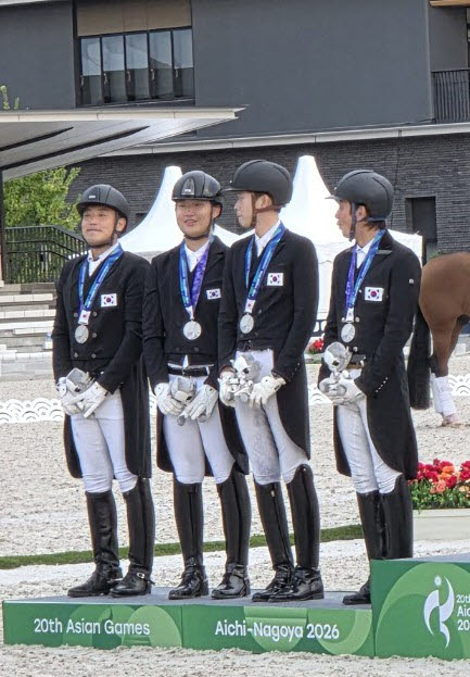 승마 마장마술 단체전 은메달 (나고야=연합뉴스) 남동헌, 김시우, 이명석, 도현우로 구성된 한국 승마 대표팀이 25일 일본 도쿄 승마 공원에서 열린 2026 아이치·나고야 아시안게임 승마 마장마술 단체전 결승에서 최종 205.265점으로 은메달을 획득, 목에 메달을 걸고 기념촬영을 하고 있다. 사진=대한승마협회 제공