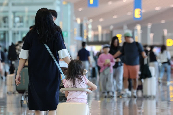 추석 연휴를 앞둔 지난 23일 인천국제공항 제2여객터미널에서 시민들이 출국장으로 향하고 있다. (사진=연합뉴스)
