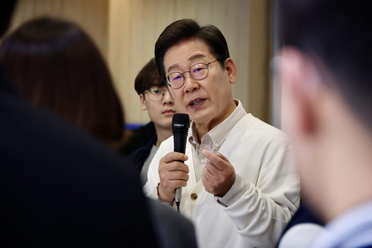 이재명 대통령이 대선 후보 시절인 2025년 5월 26일 경기 수원시 영통구 아주대학교 혁신공유라운지에서 청년 정책을 논의하기 위해 대학생들과 간담회를 진행하며 발언하고 있다.(사진=연합뉴스)