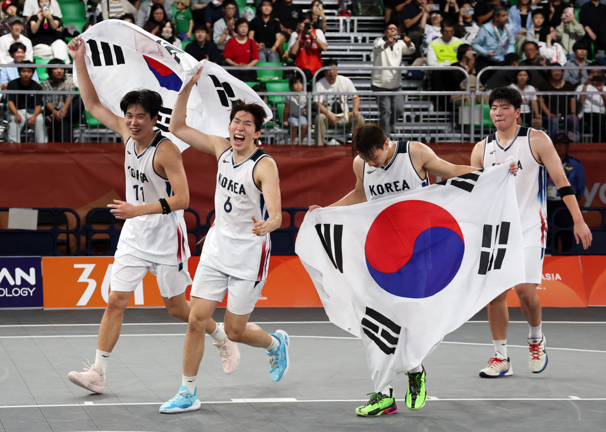 25일 일본 나고야 긴조후토역 광장 특설 코트에서 열린 2026 아이치·나고야 아시안게임 남자 3대3 농구 결승전 대한민국 대 카타르의 경기. 승리를 거둔 대한민국 선수들이 환호하고 있다. 사진=연합뉴스