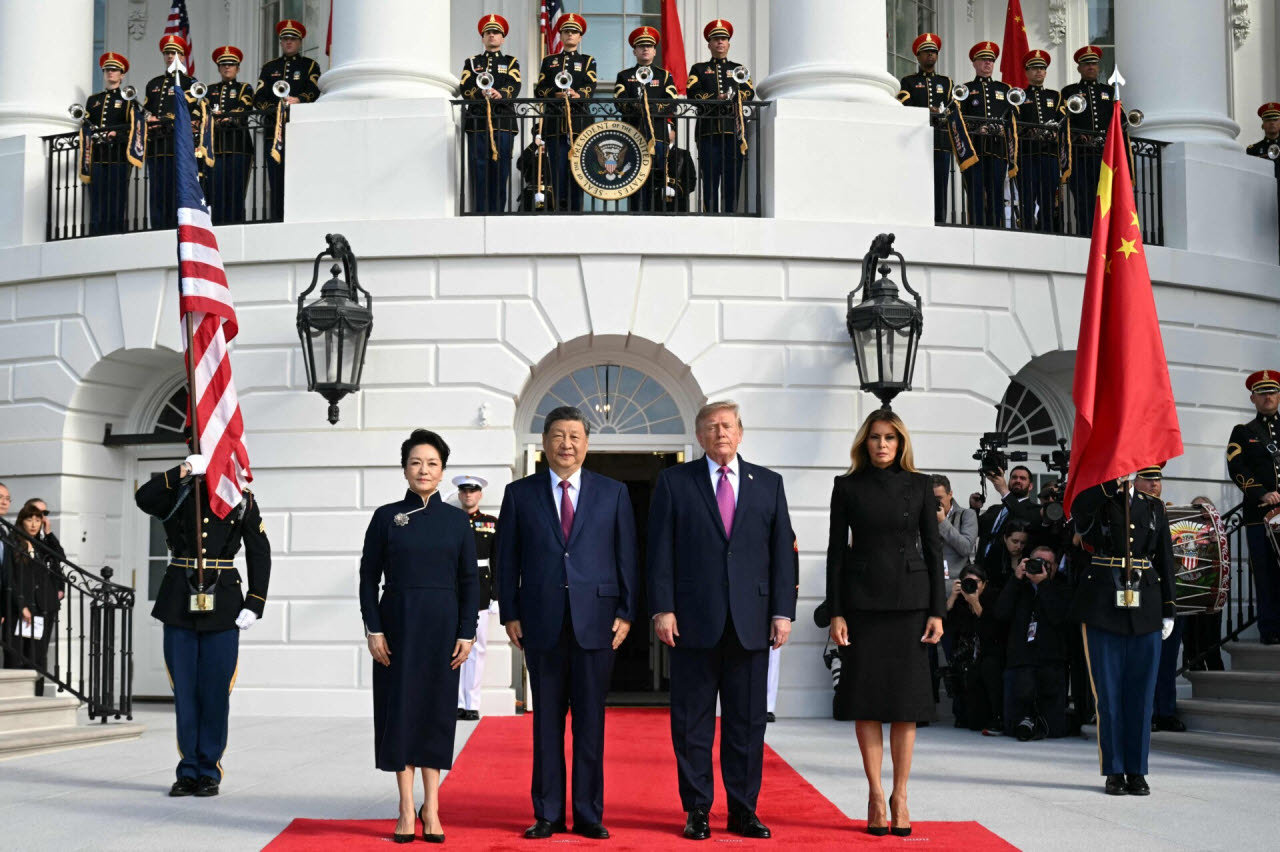 도널드 트럼프 미국 대통령과 부인 멜라니아 여사가 지난 24일(현지시간) 워싱턴DC 백악관에 국빈 방문한 시진핑 중국 국가주석과 부인 펑리위안 여사를 맞이하고 있다. (사진=AFP)