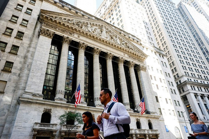 지난 15일(현지시간) 미국 뉴욕증권거래소(NYSE) 앞을 시민들이 지나고 있다. (사진=로이터)