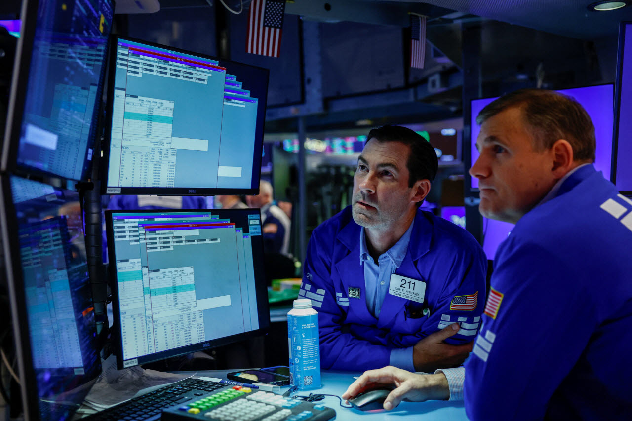 지난 16일(현지시간) 미국 뉴욕증권거래소(NYSE)에서 트레이더들이 업무를 보고 있다. (사진=로이터)