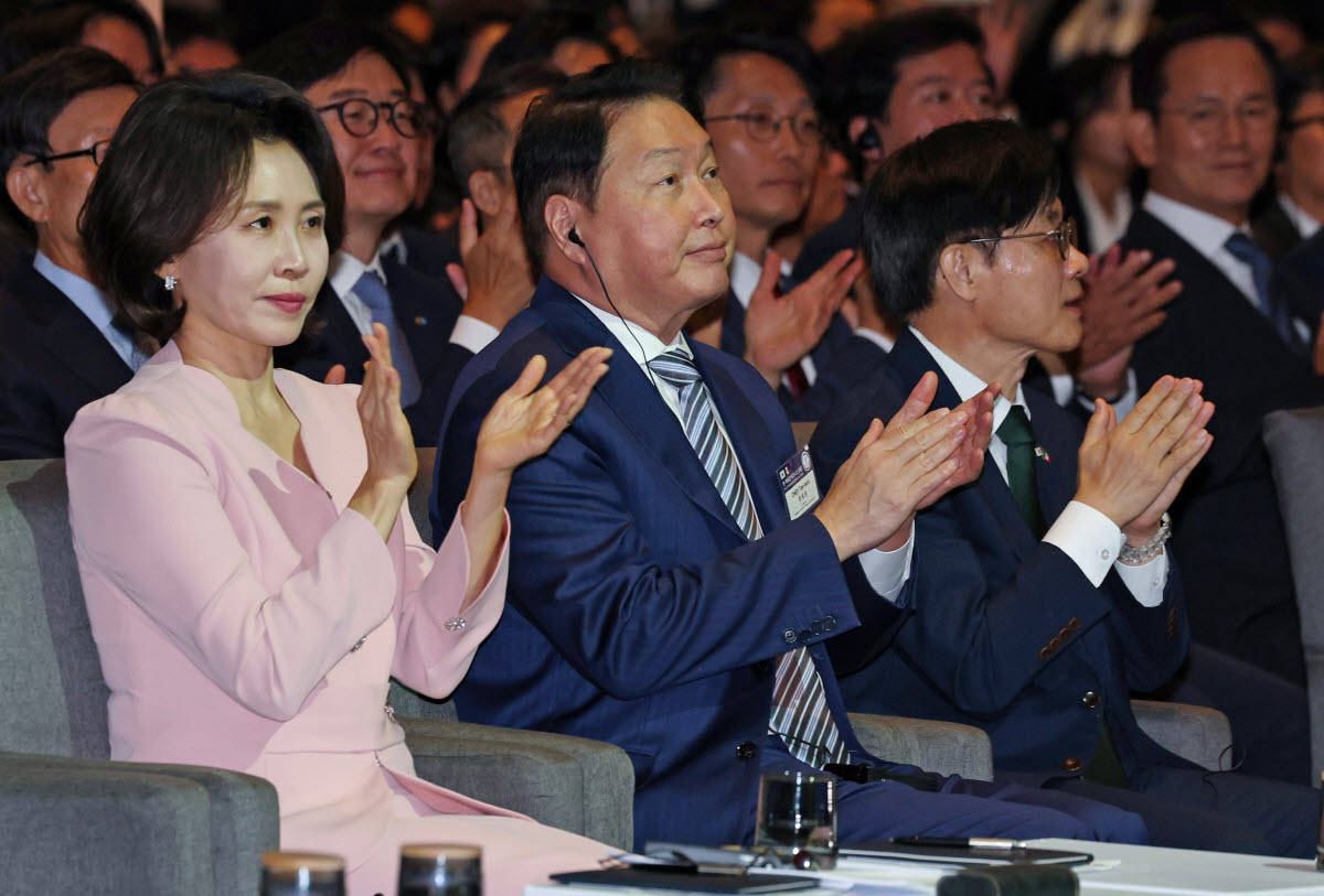 이재명 대통령과 멕시코를 방문 중인 김혜경 여사가 25일(현지시간) 멕시코시티 월드트레이드센터에서 열린 한-멕시코 비즈니스 포럼에서 박수치고 있다. 왼쪽부터 김혜경 여사, 최태원 대한상의 회장, 김정관 산업부 장관. (사진=연합뉴스)