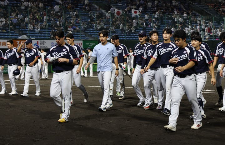 25일 일본 아이치현 도요하시 시민구장에서 열린 2026 아이치·나고야 아시안게임 야구 슈퍼라운드 한국과 일본의 경기에서 0-5로 패한 한국 선수들이 아쉬운 표정을 보이고 있다. 사진=연합뉴스