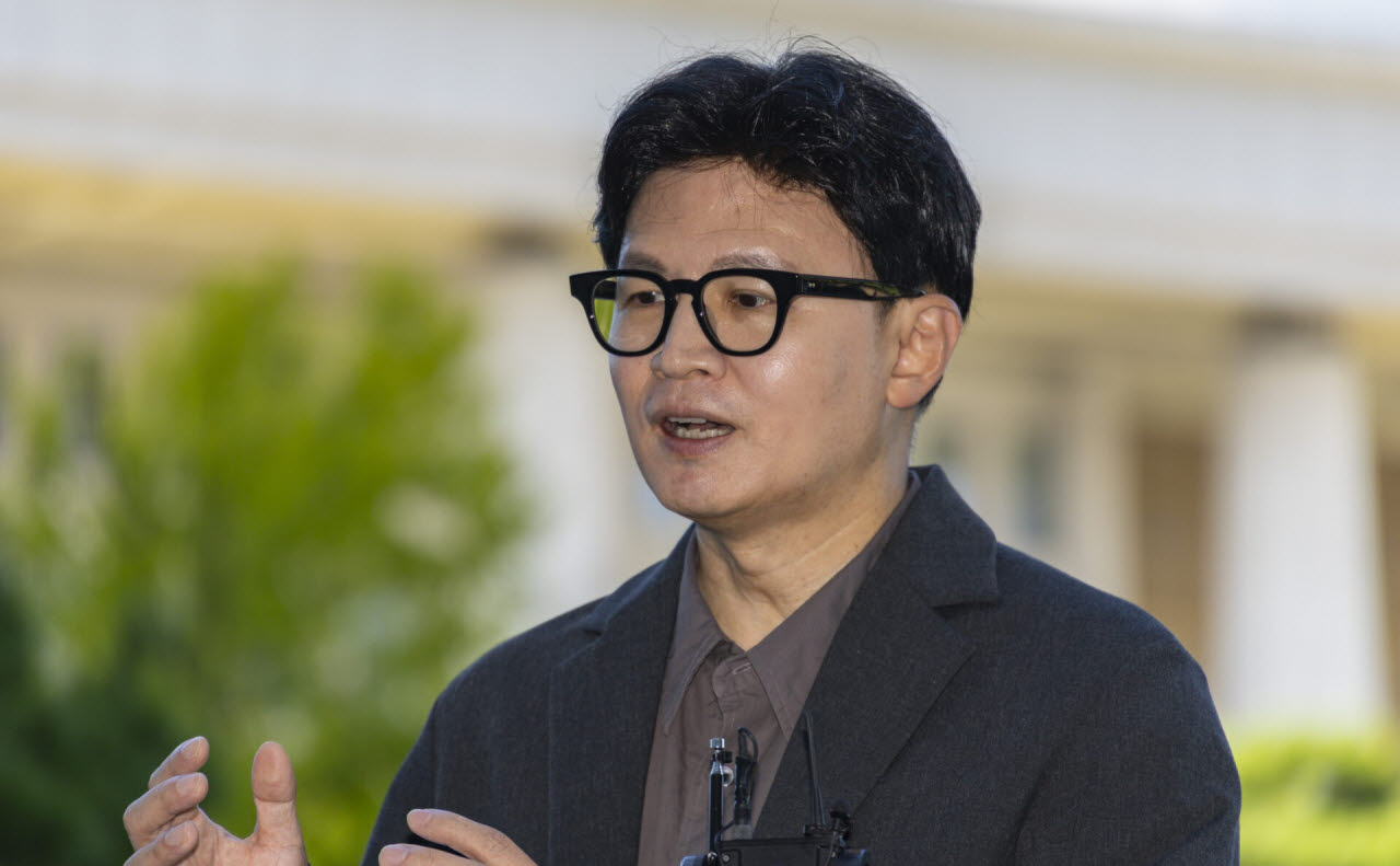 한동훈 무소속 의원이 20일 국회에서 취재진과 만나 김승원 법무부 장관 후보자 사퇴와 이에 따른 더불어민주당의 대응과 관련해 입장을 밝히고 있다.(사진=연합뉴스)