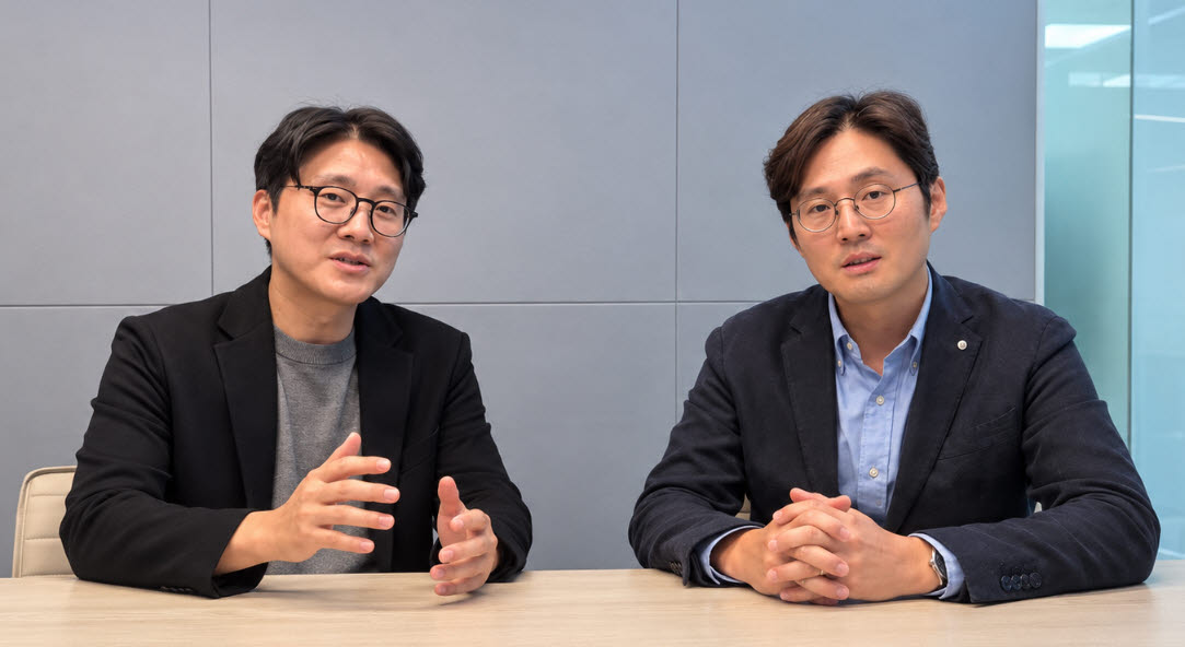 윤현근 인사이트3 대표이사(왼쪽)와 김태림 엑시스 법률사무소 대표변호사 겸 한국웹3블록체인협회 사무총장이 최근 서울 송파구 롯데월드타워에서 이데일리와 좌담회를 하고 있다. (사진=서민지 기자)