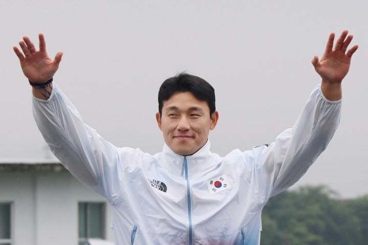 26일 일본 아이치현 미요시 레이크 카누 코스에서 열린 2026 아이치·나고야 아시안게임 남자 카약 1인승 500m에서 은메달을 차지한 대한민국 장상원이 시상대에 올라 기뻐하고 있다. 사진=연합뉴스