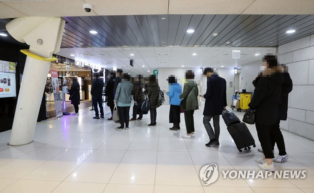 김포공항 식당 이용 위해 줄 선 이용객들. (사진=연합뉴스)