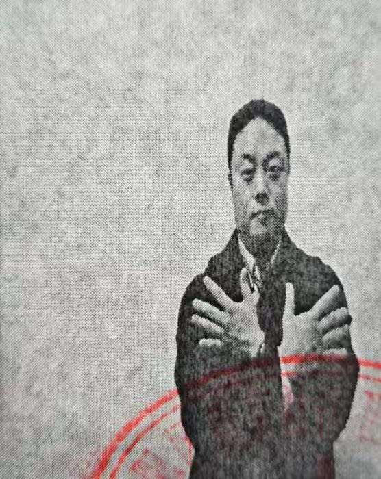 중국에서 운전 면허를 취득하기 위해 촬영한 사진. 양쪽 손가락을 모두 편 후 교차한 모습으로 촬영해야 한다. (사진=이데일리 이명철 특파원)