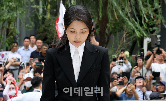 윤석열 전 대통령의 부인 김건희 여사가 지난해 9월 6일 서울 종로구에 마련된 김건희 특검팀(특별검사 민중기) 사무실에 조사를 받기 위해 피의자 신분으로 출석하고 있다. (사진=방인권 기자)