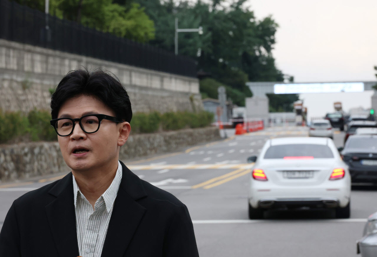 한동훈 무소속 의원이 지난 24일 용산구 국방부 앞에서 비무장지대(DMZ) 내 지뢰 추정 폭발사고 관련 즉각 조사를 촉구하는 1인시위를 하고 있다. (사진=연합뉴스)