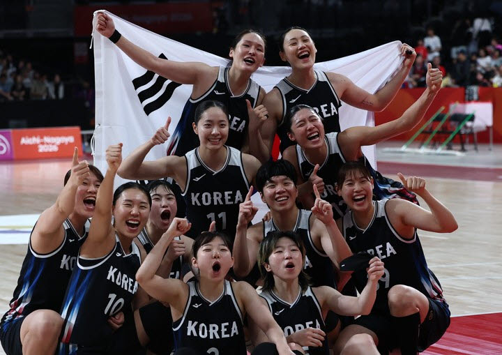 26일 일본 나고야 아이치 인터내셔널 아레나에서 열린 2026 아이치·나고야 아시안게임 여자 농구 한국 대 일본 결승. 승리를 거둔 대한민국 선수들이 환호하고 있다. 사진=연합뉴스