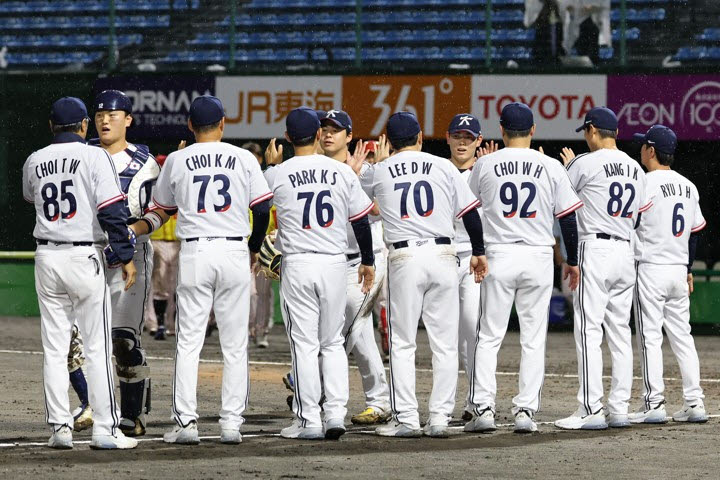 26일 일본 아이치현 도요하시 시민구장에서 열린 2026 아이치·나고야 아시안게임 야구 슈퍼라운드 대한민국과 중국의 경기에서 승리한 대한민국 선수들이 기뻐하고 있다. 사진=연합뉴스