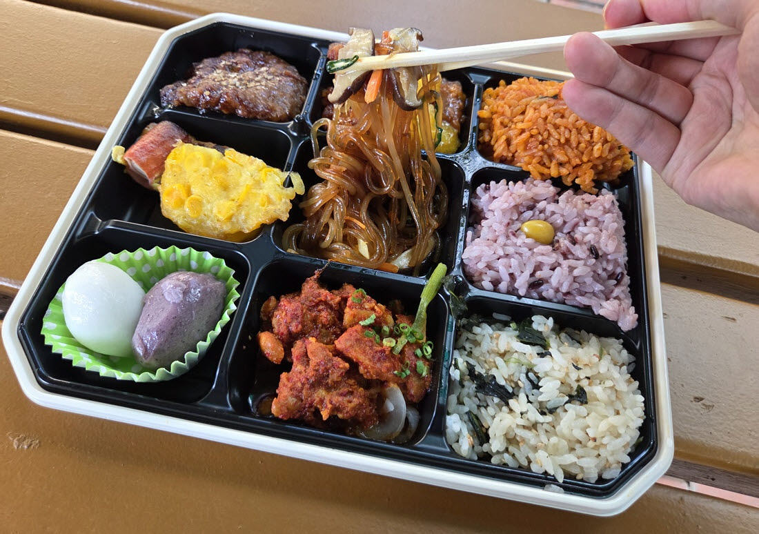 GS25 ‘이달의 도시락 한가위편’에 담긴 잡채. 9칸 가운데 한 칸을 잡채가 차지하고 당근과 버섯 등 여러 속재료를 함께 넣었다. (사진=한전진 기자)