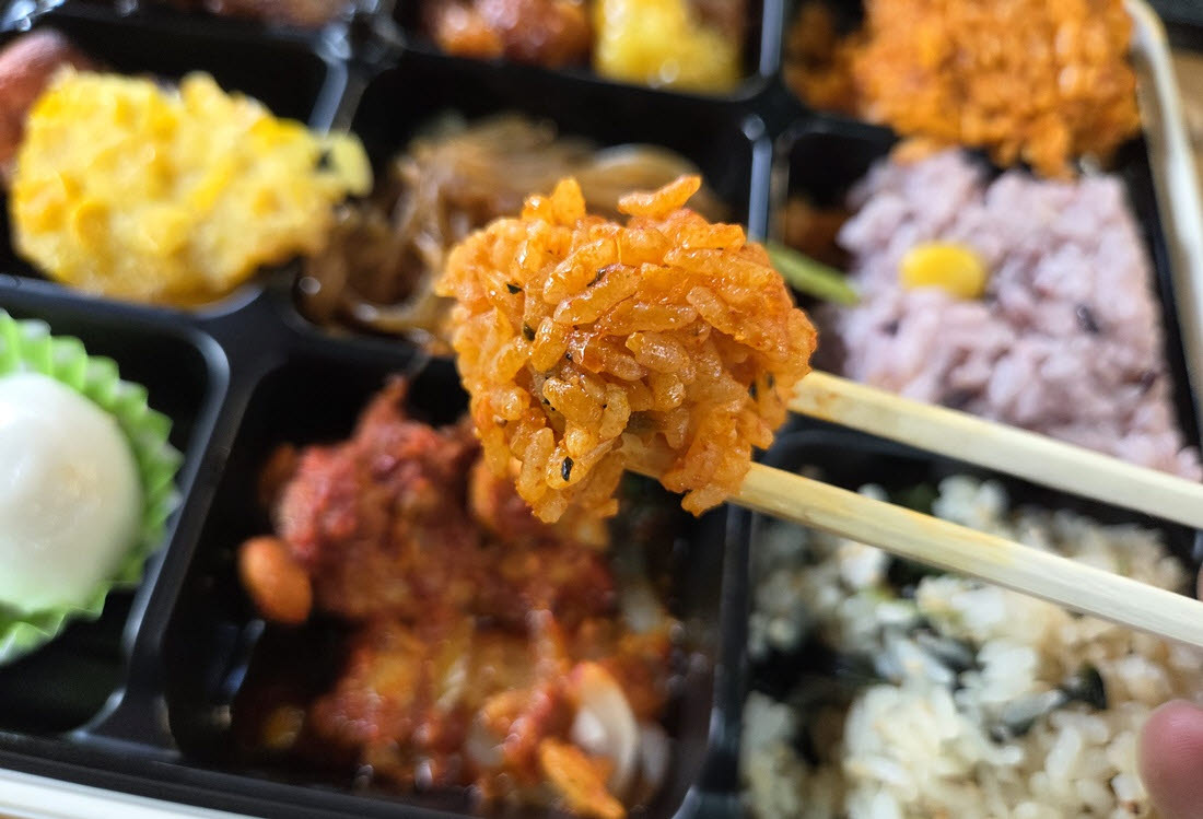 GS25 ‘이달의 도시락 한가위편’에 담긴 전주비빔밥. 제품에는 전주비빔밥을 비롯해 흑미밥과 유채나물밥 등 세 종류의 밥이 들어간다. (사진=한전진 기자)