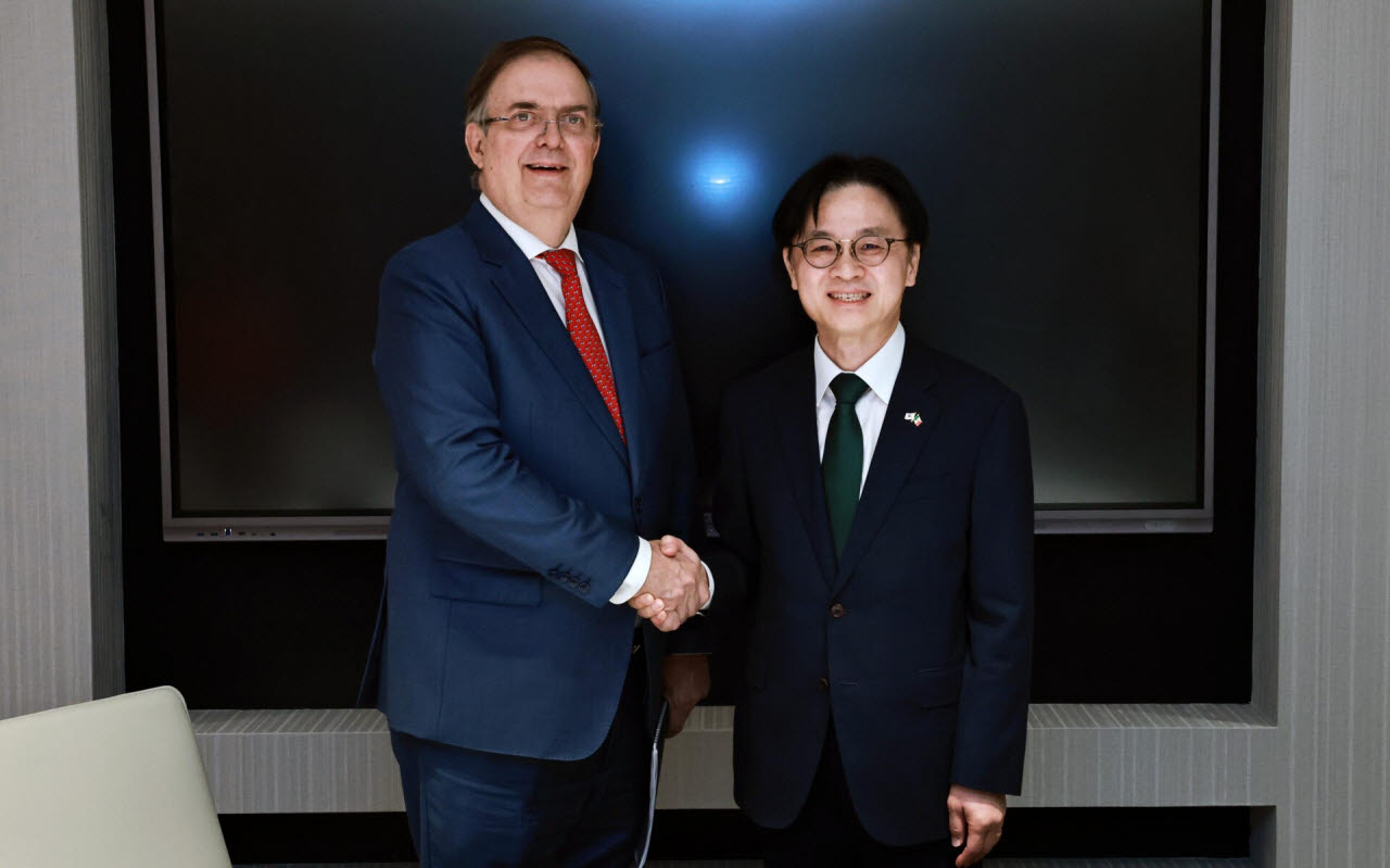 김정관 산업통상부 장관이 지난 25일(현지시간) 마르셀로 에브라르드 멕시코 경제부 장관과 기념촬영을 하고 있다. (사진=산업부)