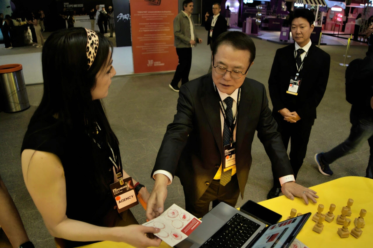 농심 조용철 대표가 2026 K-EXPO MEXICO 신라면 부스에서 비즈니스 미팅을 진행하고 있다. (사진=농심)