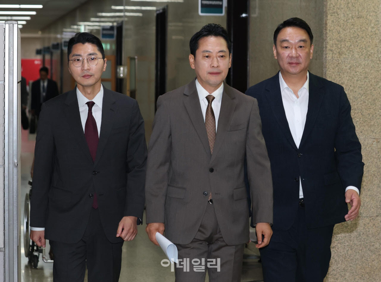 장동혁 국민의힘 당대표가 27일 서울 여의도 국회에서 현안 관련 기자회견을 위해 회의실로 향하고 있다. (사진=노진환 기자)