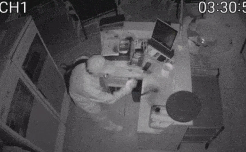 가게 내부에서 훼손 행위하는 용의자들. 가게 내부 CCTV