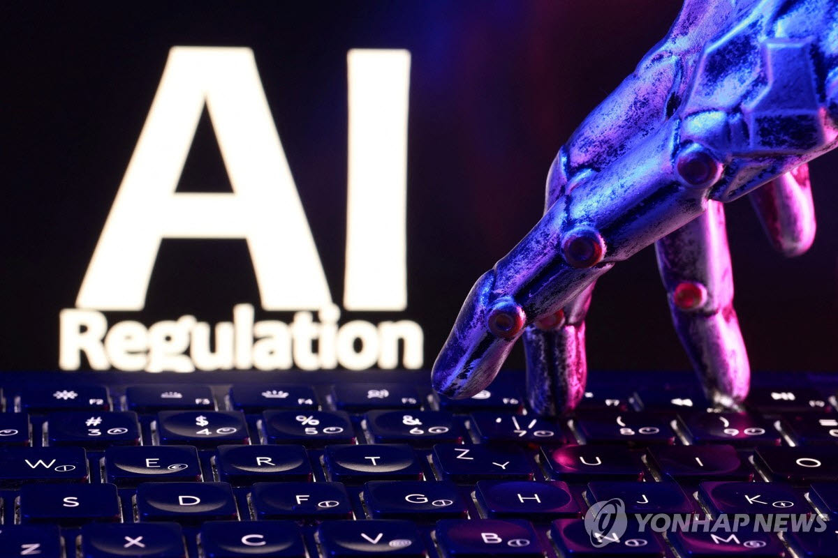 “AI 규제”라는 문구와 키보드, 로봇 손이 그려져 있다. (사진=연합뉴스)