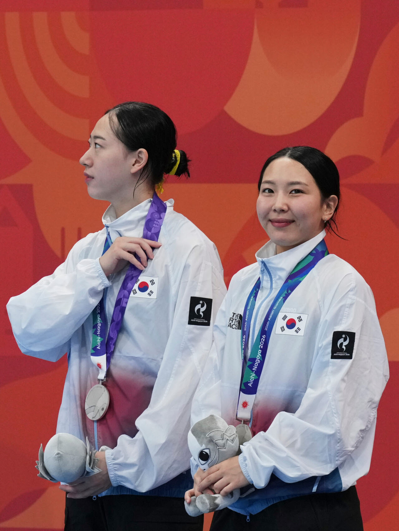다이빙 여자 싱크로 3m 스프링보드에서 은메달을 따낸 김수지(오른쪽)-김나현 조. 사진=뉴시스