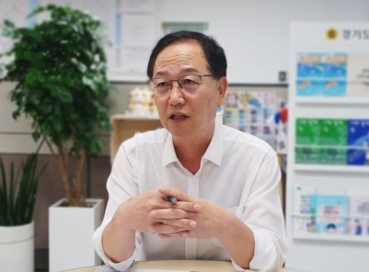 채신덕 위원장이 23일 도의회 김포상담소에서 인터뷰를 하고 있다. (사진=이종일 기자)