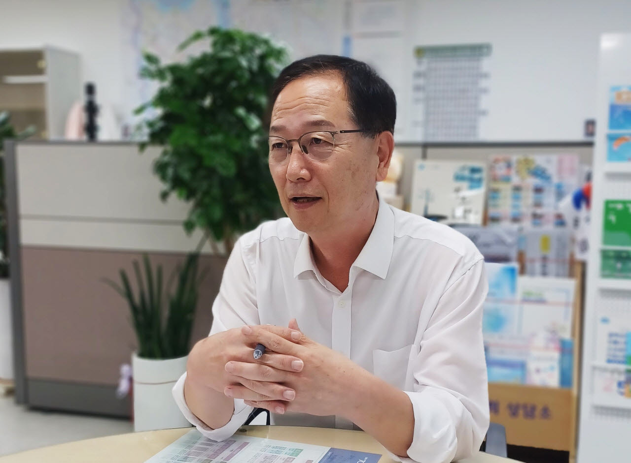 채신덕 위원장이 23일 도의회 김포상담소에서 인터뷰를 하고 있다. (사진 = 이종일 기자)
