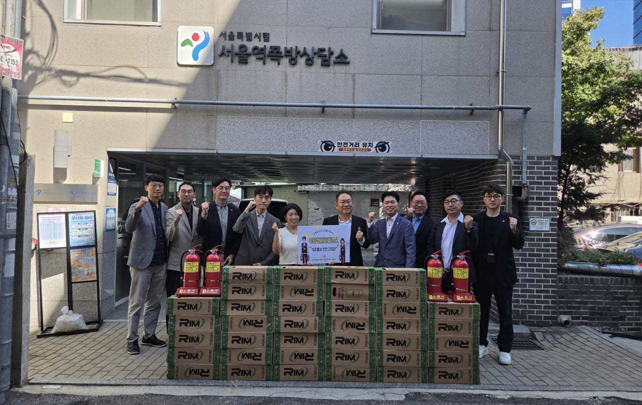 우리벤처파트너스 임직원들이 서울역 쪽방촌에 소화기를 기증하고 기념촬영을 하고 있다. (사진=우리벤처파트너스)