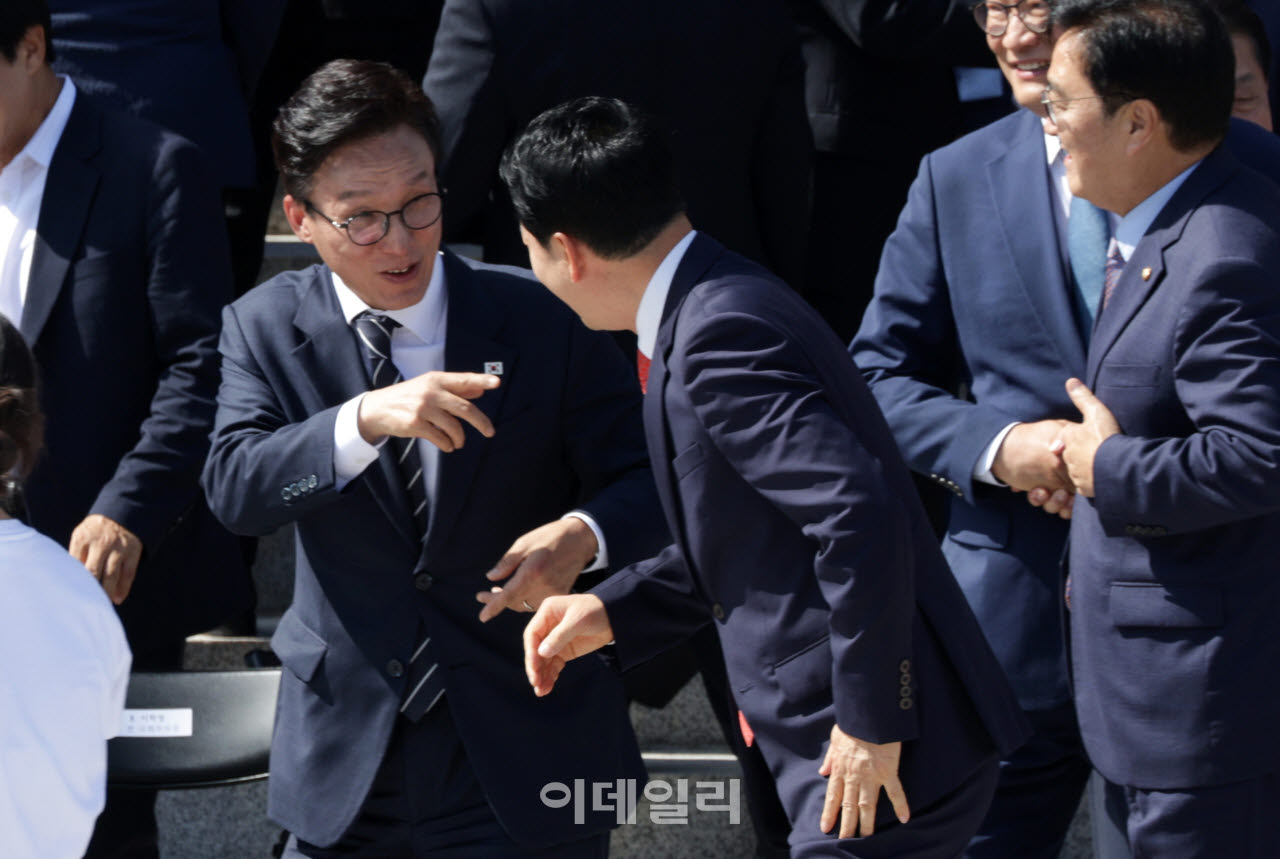 김민석 더불어민주당 대표(왼쪽)와 장동혁 국민의힘 대표가 3일 오후 국회 본관 앞에서 ‘22대 국회 후반기 국회의원 단체사진 촬영’을 한 뒤 인사하고 있다.(사진=노진환 기자)