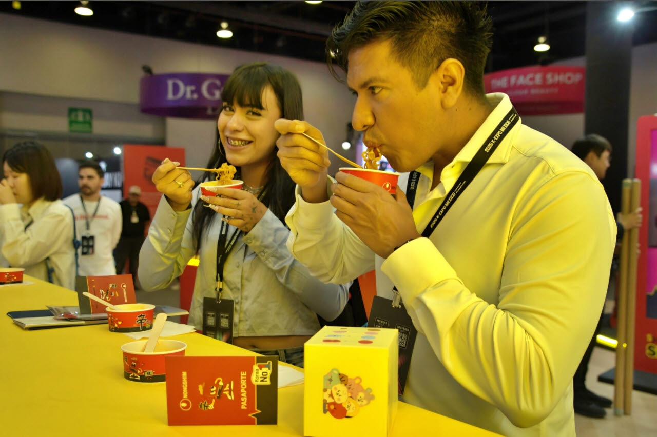 농심 2026 K-EXPO MEXICO 신라면 부스에서 신라면을 시식하는 참가자들 (사진=농심)
