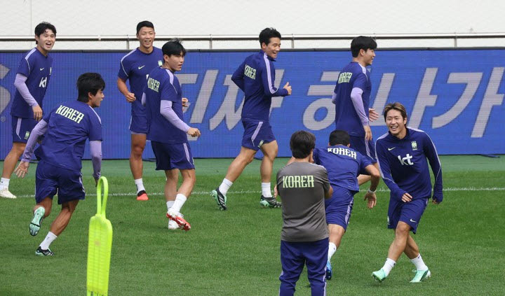 훈훈한 분위기 속 훈련.(사진=연합뉴스)