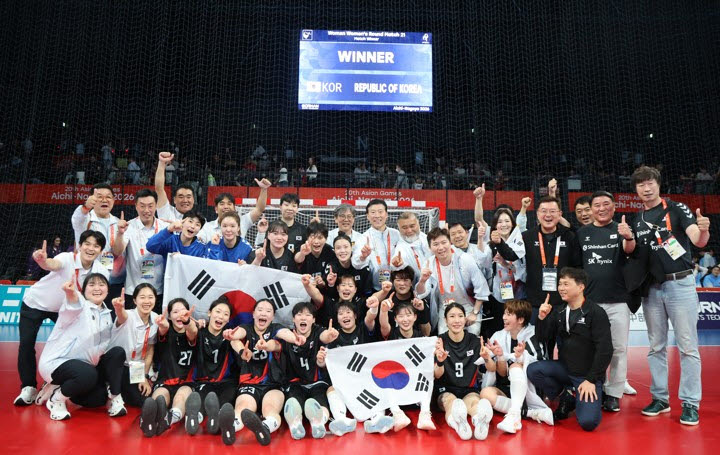 27일 일본 아이치현 이나자와 엔트리오에서 열린 2026 아이치·나고야 아시안게임 여자 핸드볼 풀리그 최종전 대한민국과 일본의 경기. 일본을 이기고 금메달을 확정지은 대한민국 선수들이 기념촬영을 하고 있다. 사진=연합뉴스