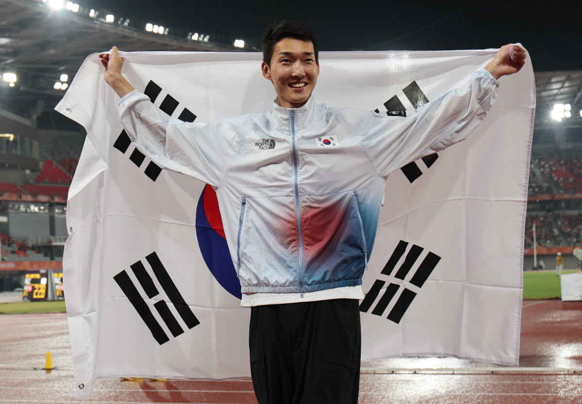 태극기 든 높이뛰기 우상혁.(사진=연합뉴스)