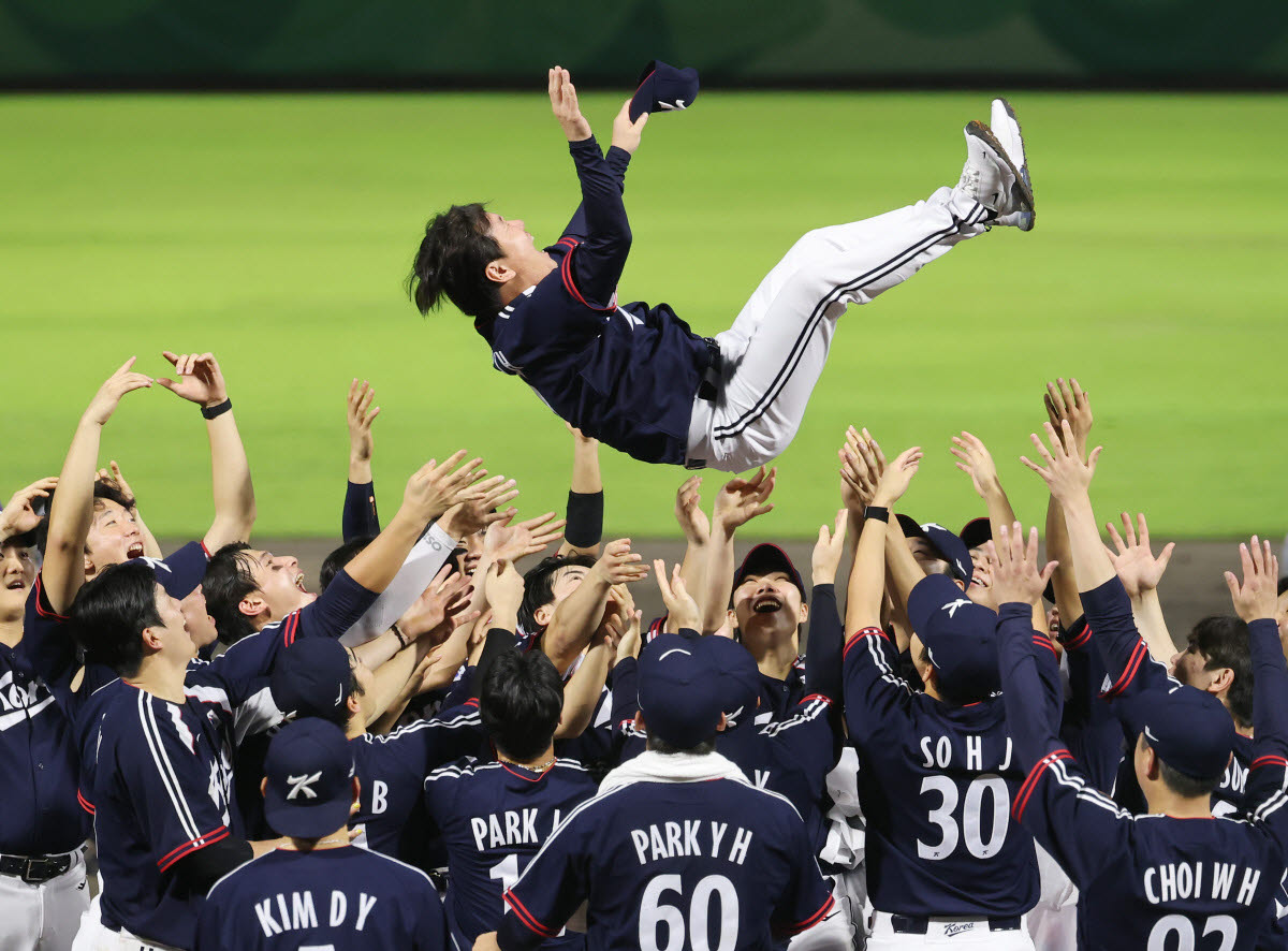 27일 일본 아이치현 도요하시 시민구장에서 열린 2026 아이치·나고야 아시안게임 결승 한국과 일본의 경기. 3대1로 금메달을 차지한 한국대표팀 선수들이 류지현 감독을 헹가래 치고 있다. 사진=연합뉴스