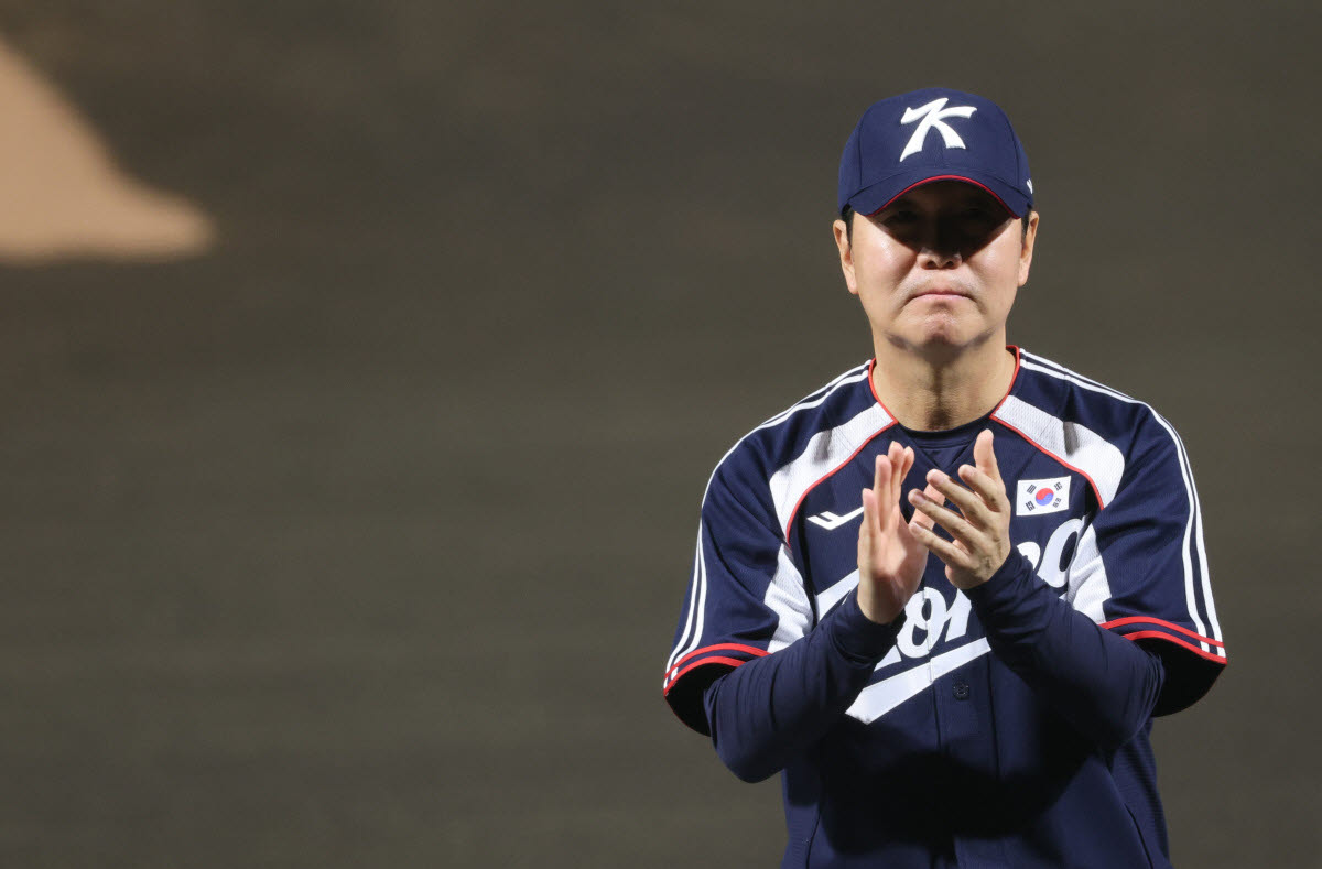 25일 일본 아이치현 도요하시 시민구장에서 열린 2026 아이치·나고야 아시안게임 야구 슈퍼라운드 한국과 일본의 경기에서 한국 류지현 감독이 박수를 치고 있다. 사진=연합뉴스
