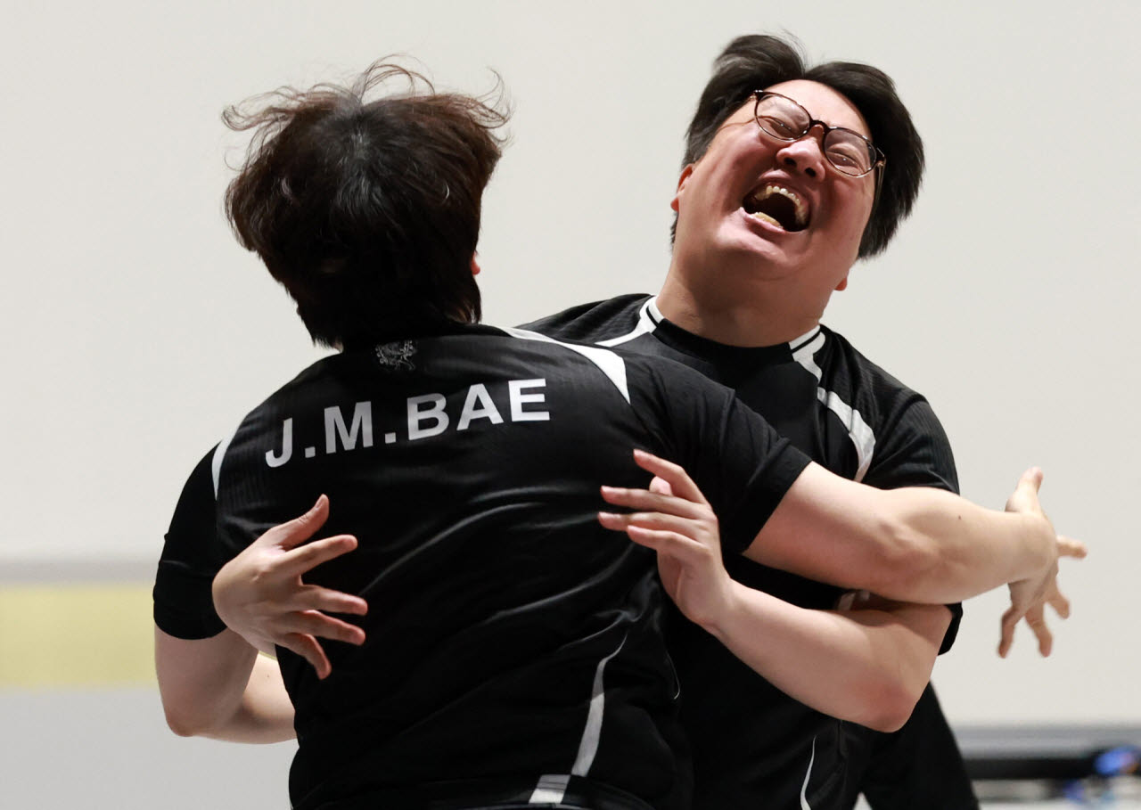 '우승이다!' [도코나메(일본)=뉴시스] 이영환 기자 = 26일 오후(현지 시간) 일본 아이치현 도코나메시 아이치 스카이 엑스포에서 열린 2026 아이치·나고야 아시안게임 e스포츠 대전격투 결승 한국과 일본의 경기, 일본을 꺾고 금메달을 획득한 배재민, 연제길, 이광노가 기뻐하고 있다. 2026.09.26.
