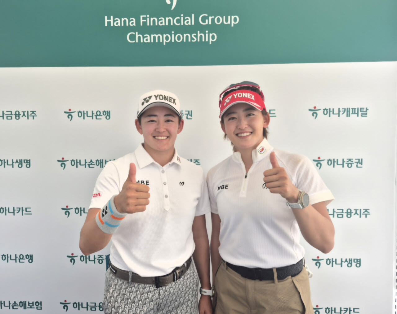 왼쪽부터 이와이 아키, 치지 자매.