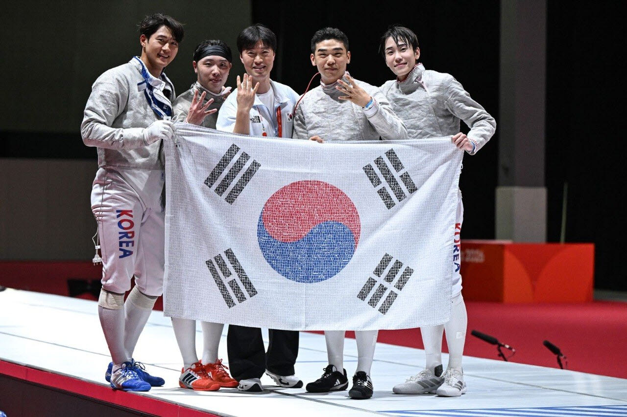 남자 사브르 단체전 결승에서 일본을 꺾고 대회 4연패를 달성한 대표팀이 기념촬영을 하고 있다(사진=SKT)