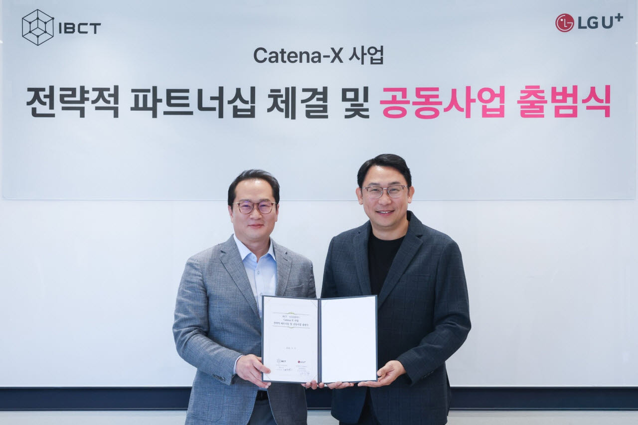 LG유플러스가 데이터스페이스 전문기업 아이비씨티(IBCT)와 국내 제조기업의 유럽 공급망 데이터 규제 대응을 지원한다. 사진은 서울 용산구 LG유플러스 용산사옥에서 열린 ‘카테나-X 사업 전략적 파트너십 체결 및 공동사업 출범식’에서 권근섭 LG유플러스 고객그룹담당(오른쪽)과 이정륜 IBCT 대표가 기념사진을 촬영하고 있다(사진=LG유플러스)