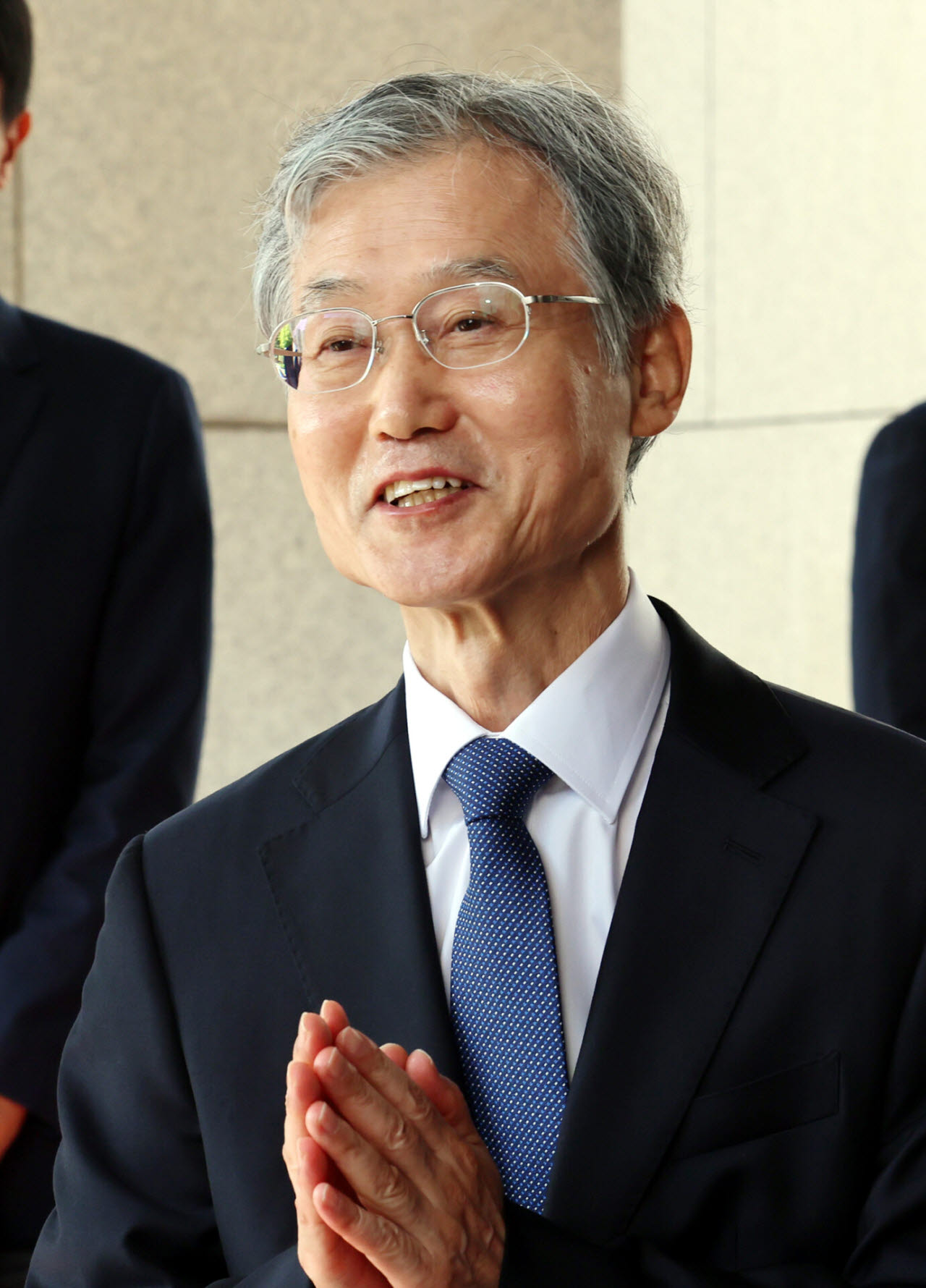 조희대 대법원장이 28일 오전 서울 서초구 대법원으로 출근하며 취재진 질문에 답변하고 있다.(사진=뉴시스)