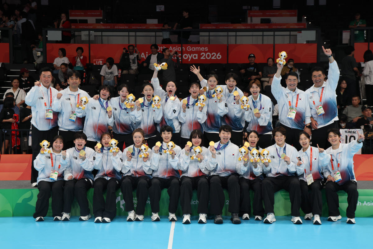 27일 일본 아이치현 이나자와 엔트리오에서 열린 2026 아이치·나고야 아시안게임 여자 핸드볼 결승전에서 일본을 꺾고 금메달을 따낸 대한민국 선수들이 메달을 들어 보이고 있다. 사진=연합뉴스