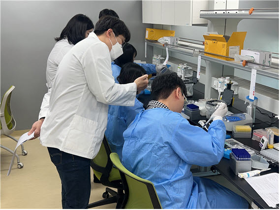 럼피스킨 정밀진단 관련 교육 사진 (사진=농림축산식품부)