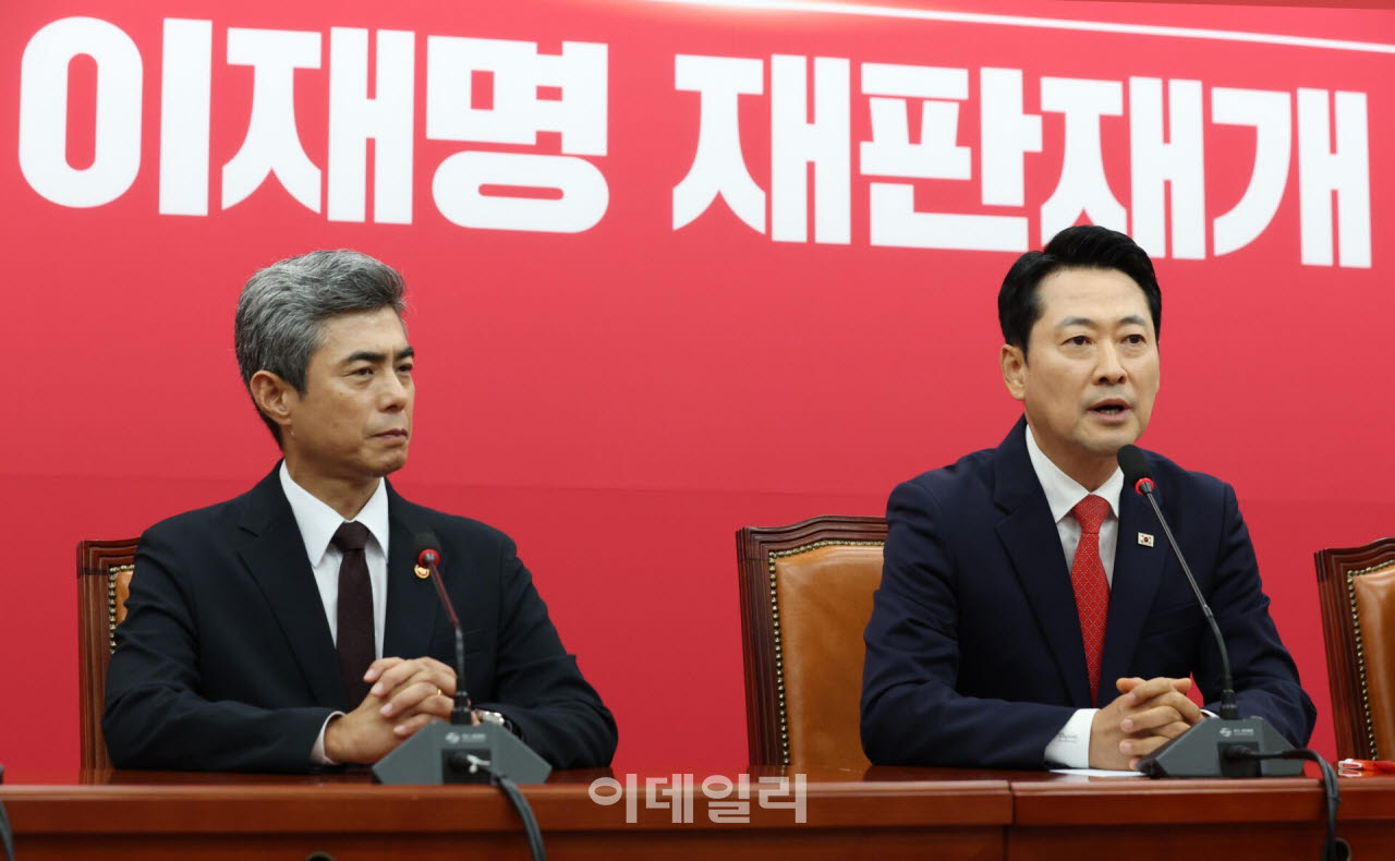 장동혁(오른쪽) 국민의힘 대표가 28일 국회에서 가진 강신철 신임 국방부 장관과의 접견에서 인사말을 하고 있다. (사진=노진환 기자)