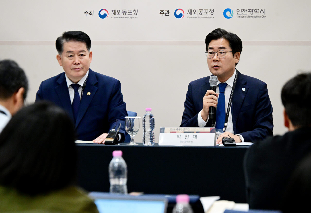 박찬대(오른쪽) 인천시장과 김경협 재외동포청장이 28일 인천 연수구 송도컨벤시아에서 세계한인주간에 대한 기자간담회를 하고 있다. (사진 = 인천시 제공)