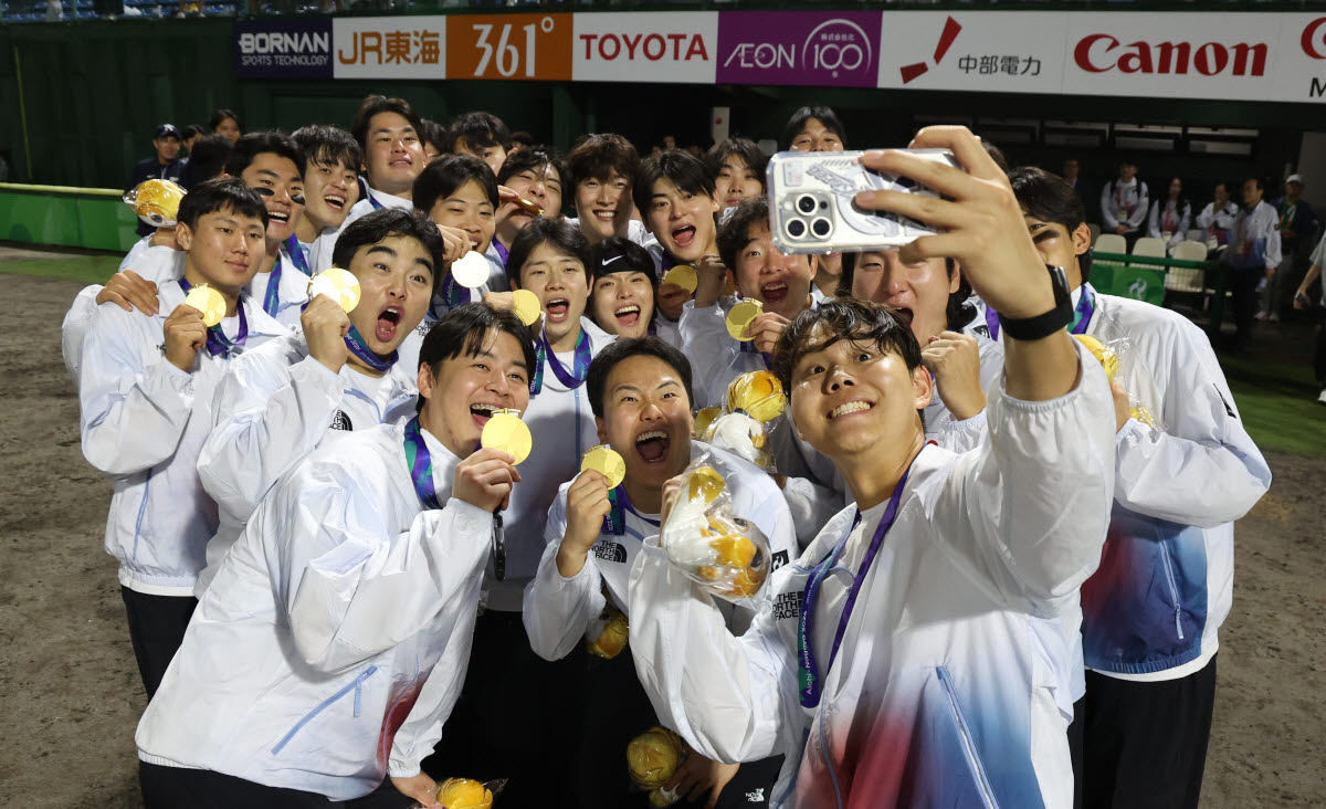 27일 일본 아이치현 도요하시 시민구장에서 열린 2026 아이치·나고야 아시안게임 야구 결승에서 금메달을 차지한 대한민국 대표선수들이 기념촬영을 하고 있다. 사진=연합뉴스