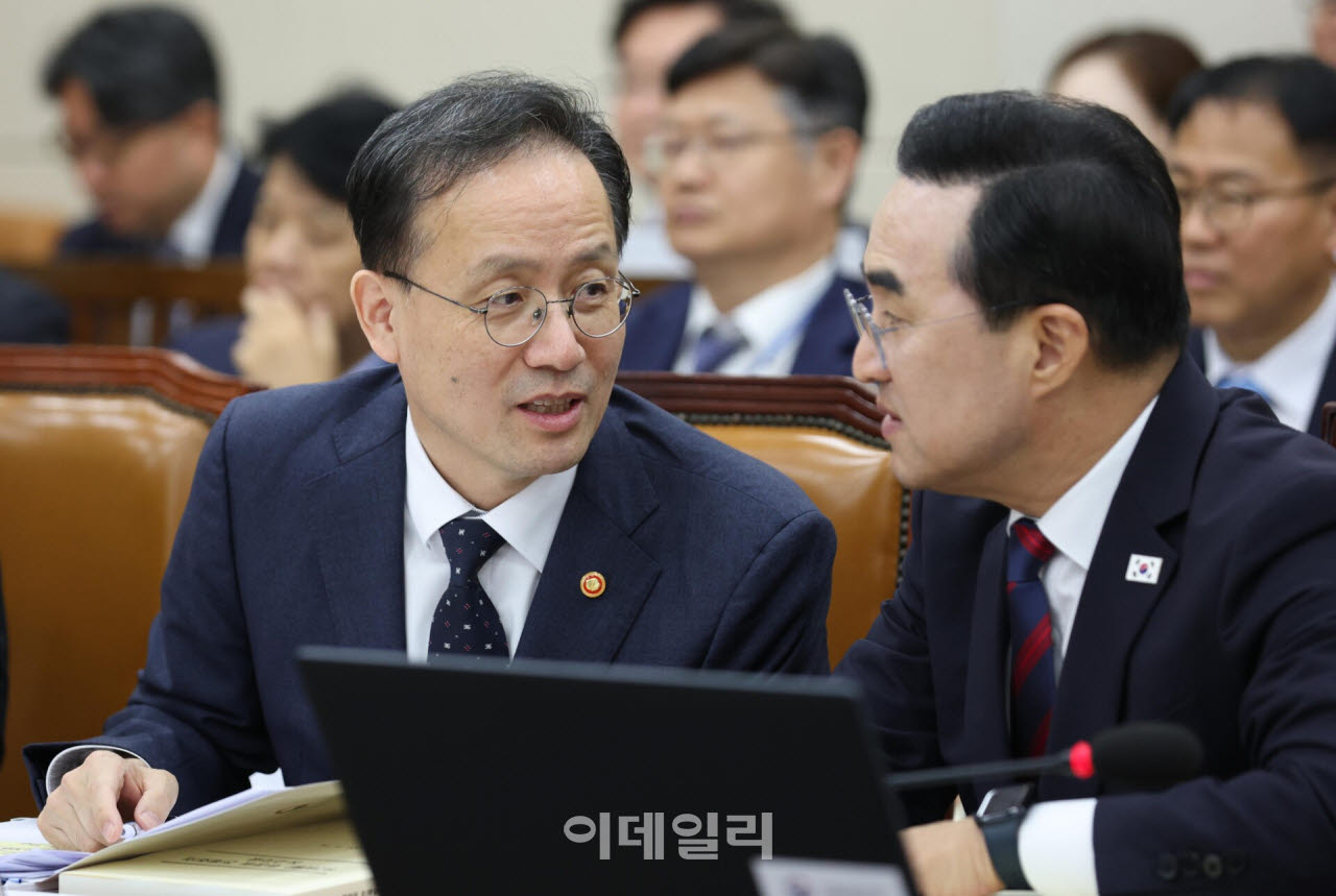 이형일(왼쪽) 경제부총리 겸 재정경제부 장관과 박홍근 기획예산처 장관이 28일 서울 여의도 국회에서 열린 재정경제기획위원회 전체회의에 참석, 대화하고 있다. (사진=이데일리 노진환 기자)