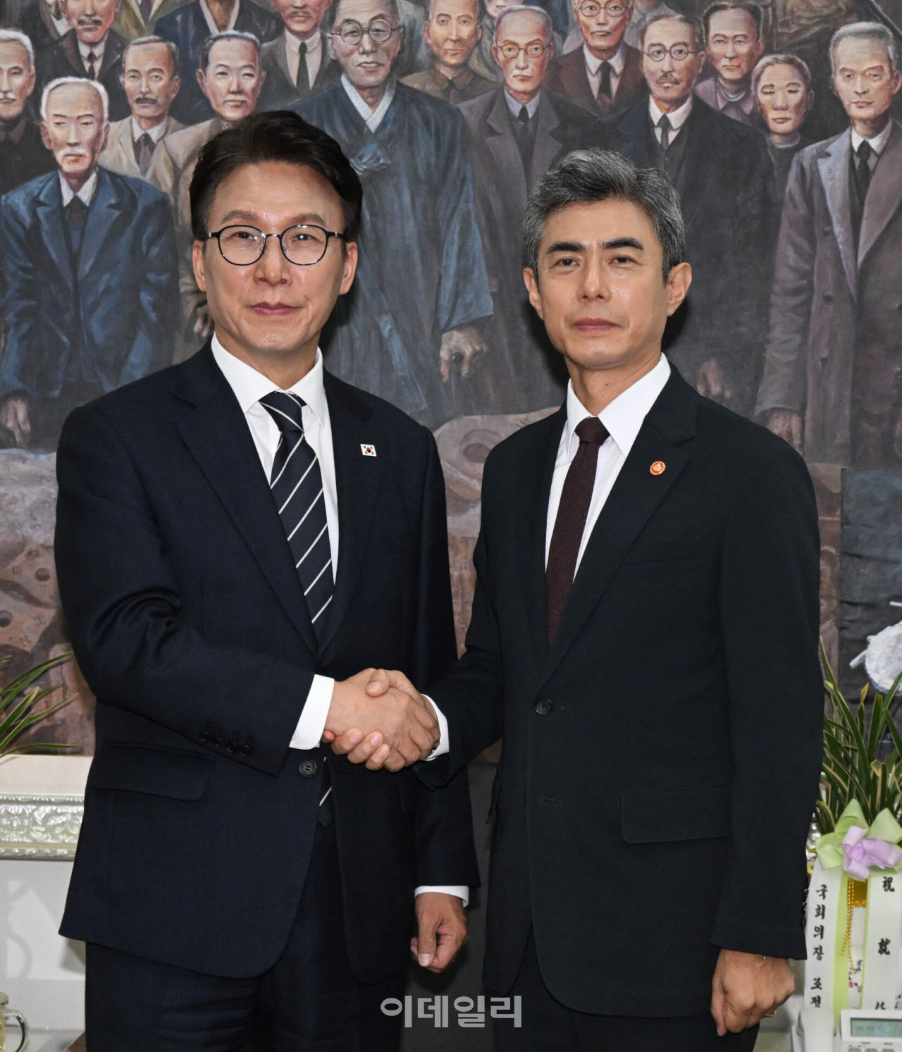 김민석 더불어민주당 대표가 28일 서울 여의도 국회에서 강신철 국방부 장관을 접견, 악수하고 있다. (사진=노진환 기자)